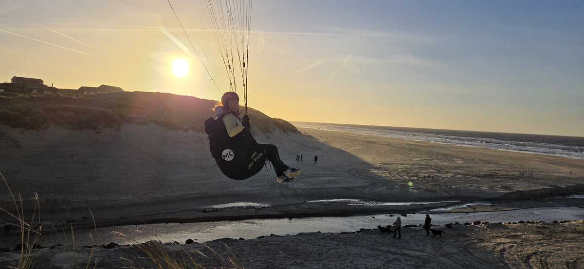 MK-Flightsystems Freestyle harness on the beach at sunset