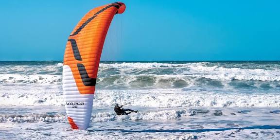 What Is the Difference Between Parakiting and Paragliding?