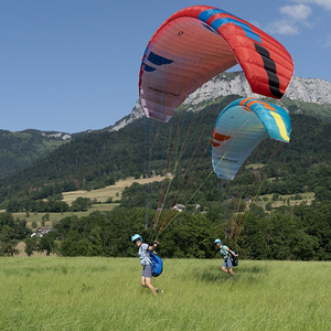 Where can I do a tandem paragliding flight in Sydney?